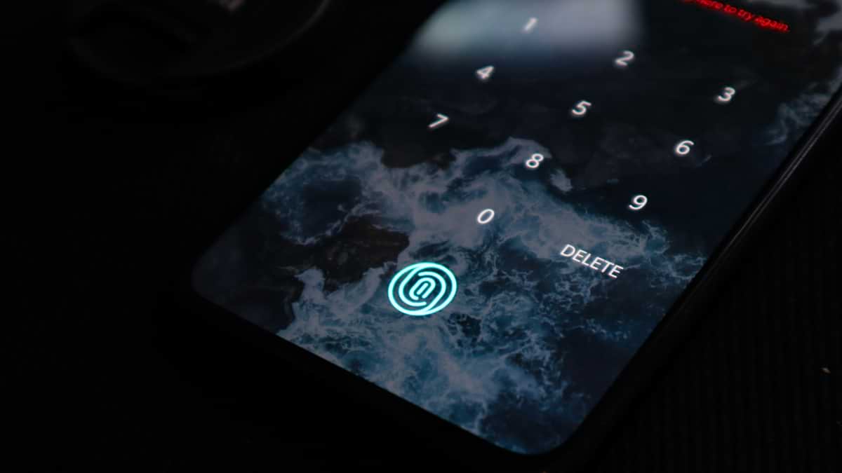 Android System SafetyCore è la nuova applicazione di sicurezza di Google che scansiona le immagini sul vostro dispositivo (e che Google ha installato senza chiedervelo)